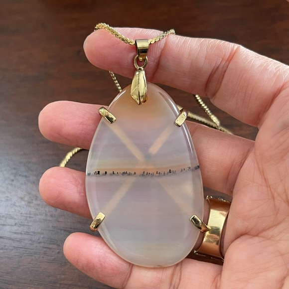 Natural banded scenic agate gold tone pendant & chain - Picture 7 of 8